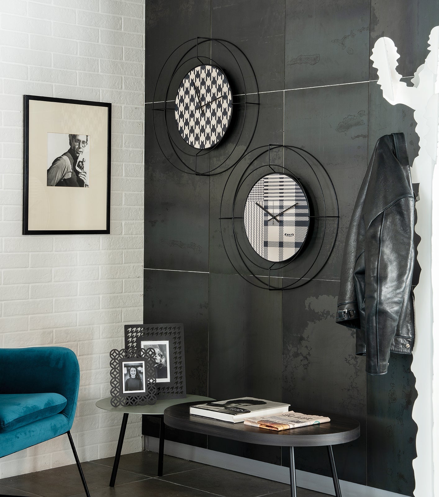 Petite horloge murale noire à motif pied-de-poule Nudo