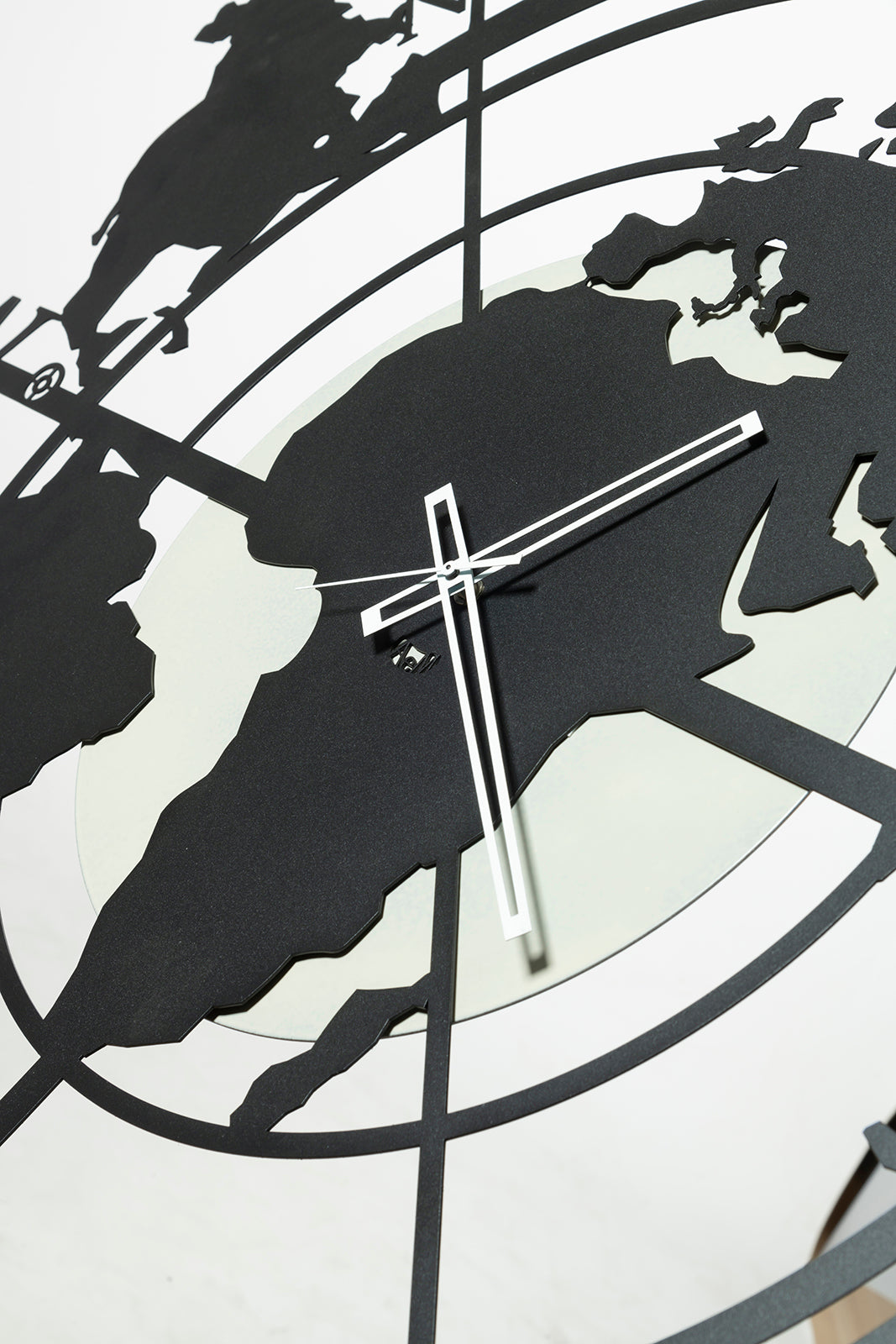 Grande horloge murale au design de carte du monde
