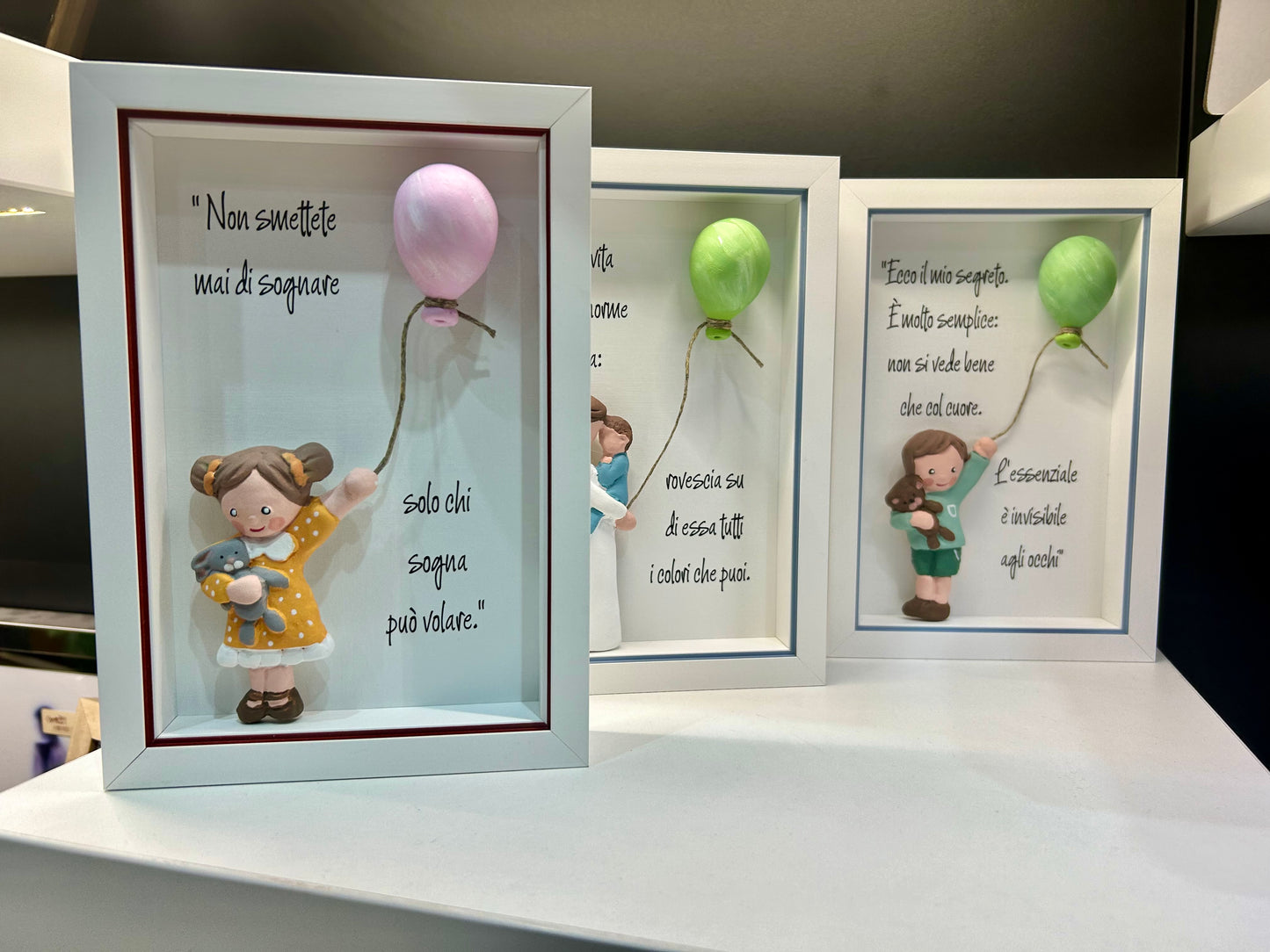 Cornice con Bimbo e Palloncino in Ceramica