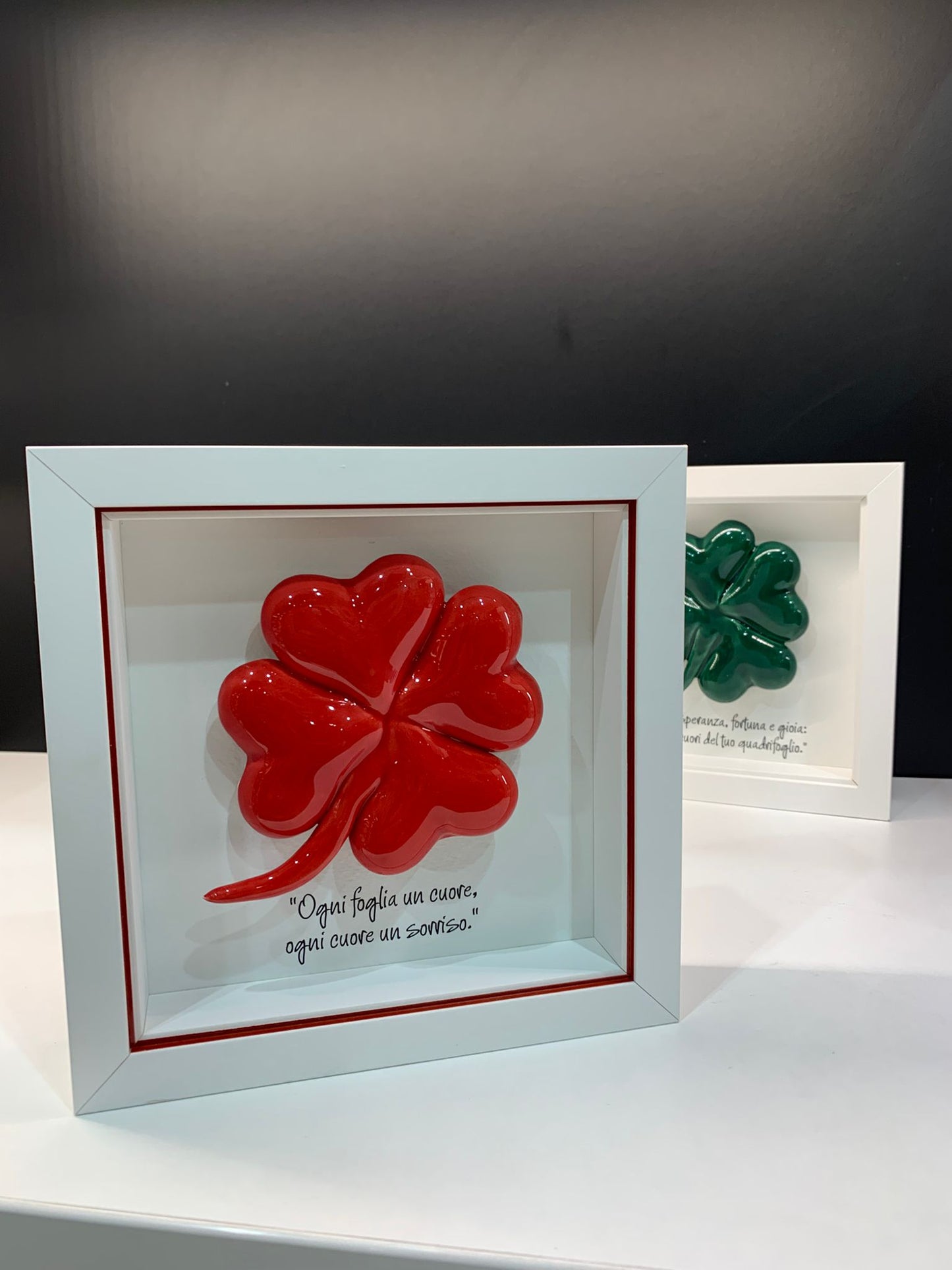 🌿 Cornice in legno con quadrifoglio in ceramica colore rosso – simbolo di fortuna e amore