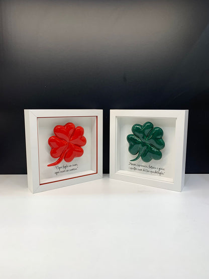 🌿 Cornice in legno con quadrifoglio in ceramica colore rosso – simbolo di fortuna e amore
