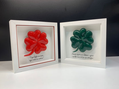 🌿 Cornice in legno con quadrifoglio in ceramica colore rosso – simbolo di fortuna e amore