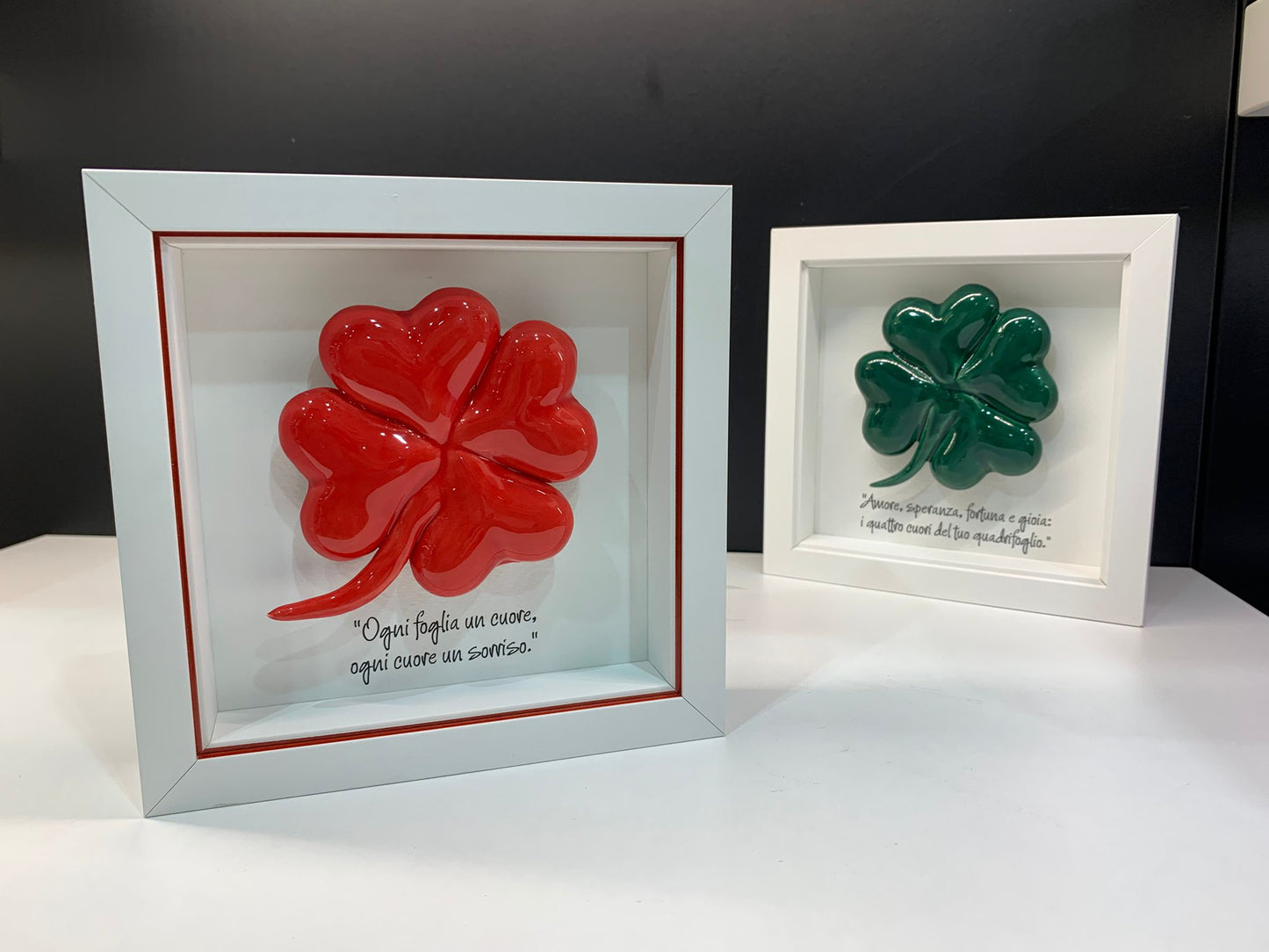 🌿 Cornice in legno con quadrifoglio in ceramica colore rosso – simbolo di fortuna e amore