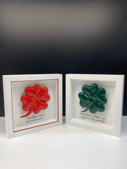 🌿 Cornice in legno con quadrifoglio in ceramica colore rosso – simbolo di fortuna e amore