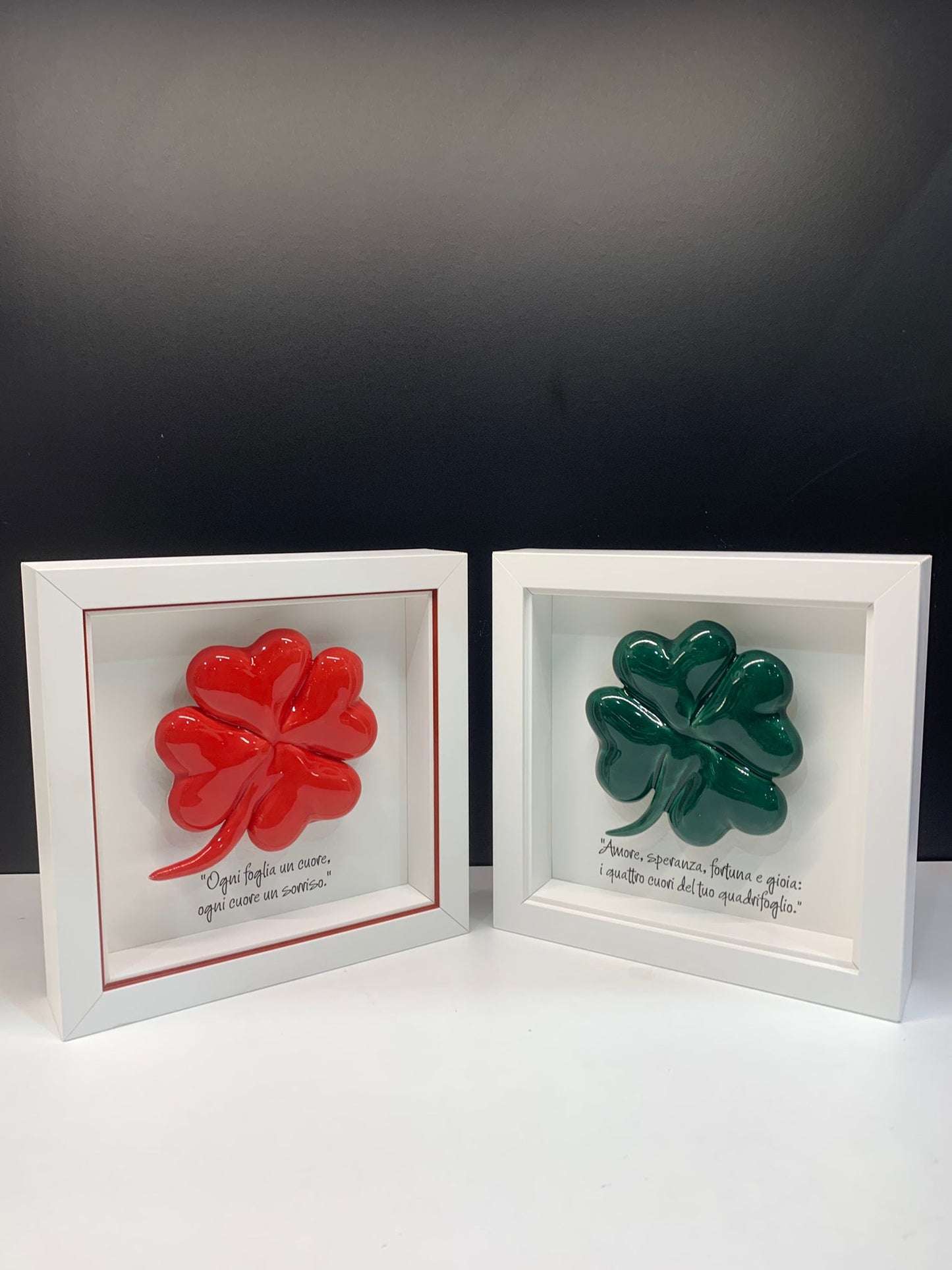 🌿 Cornice in legno con quadrifoglio in ceramica colore rosso – simbolo di fortuna e amore