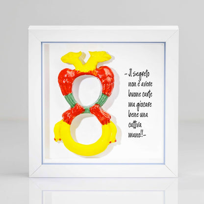 Cornice bianco e azzurro artigianale con Asso di denari delle carte napoletane e frase decorativa