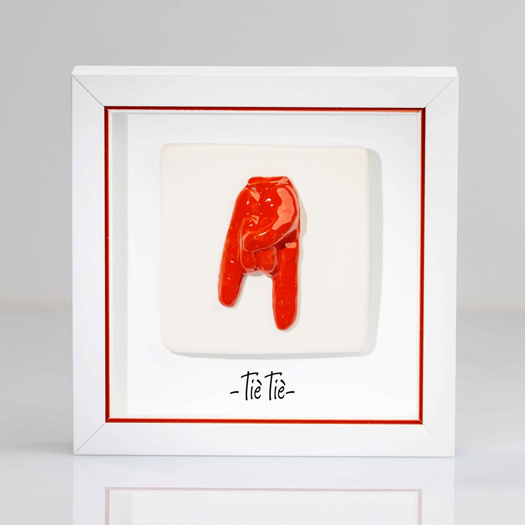 corna rosse in ceramica con cornice bianca con rigo rosso