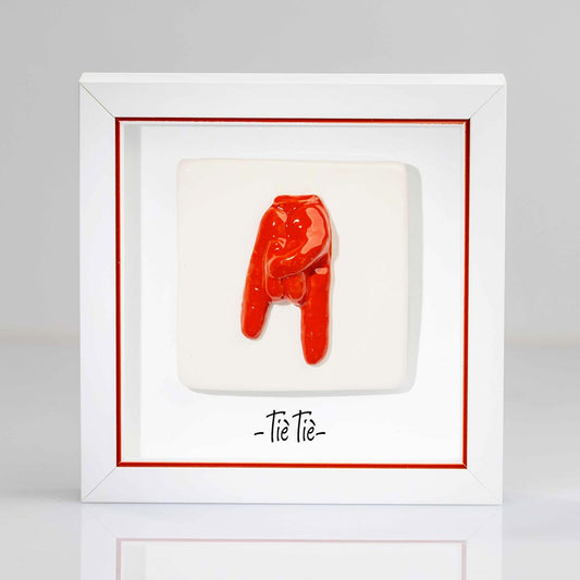 corna rosse in ceramica con cornice bianca con rigo rosso