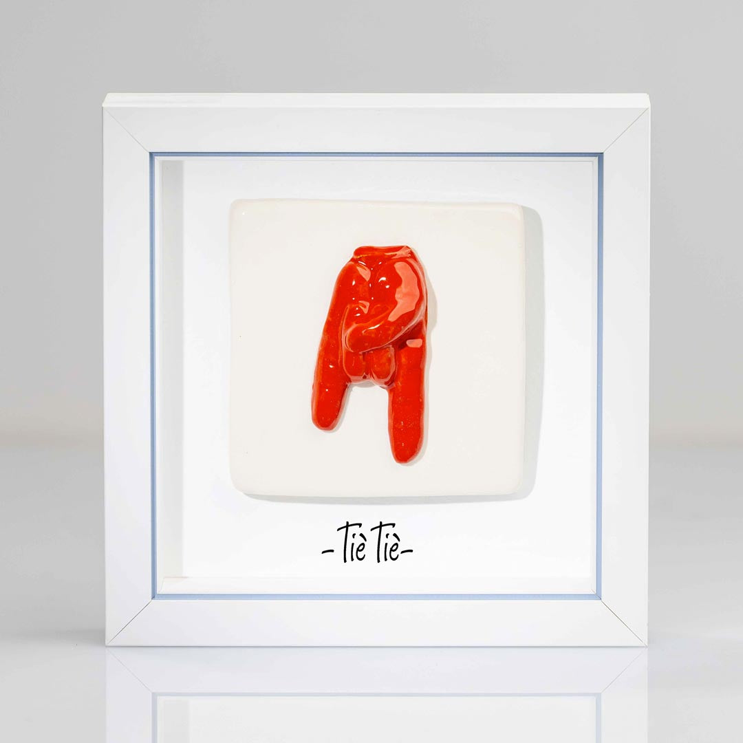 corna rosse in ceramica con cornice bianca con rigo azzurro