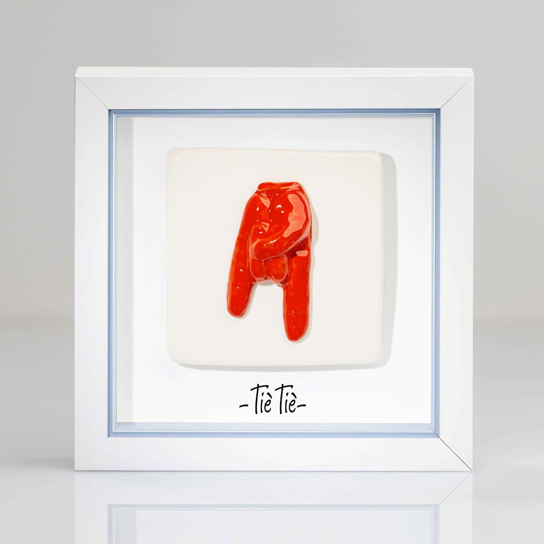 corna rosse in ceramica con cornice bianca con interno azzurro