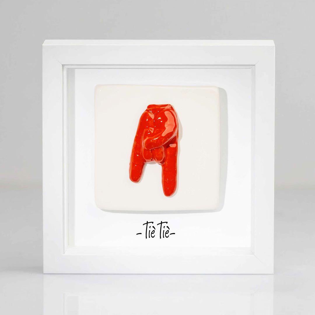 corna rosse in ceramica con cornice tutta bianca