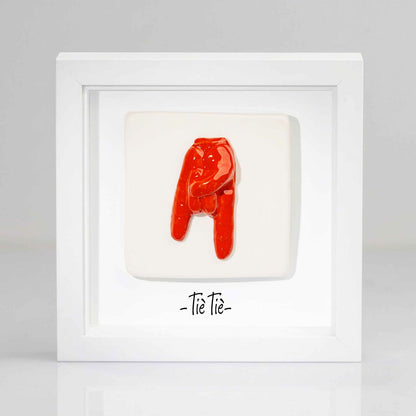 corna rosse in ceramica con cornice tutta bianca