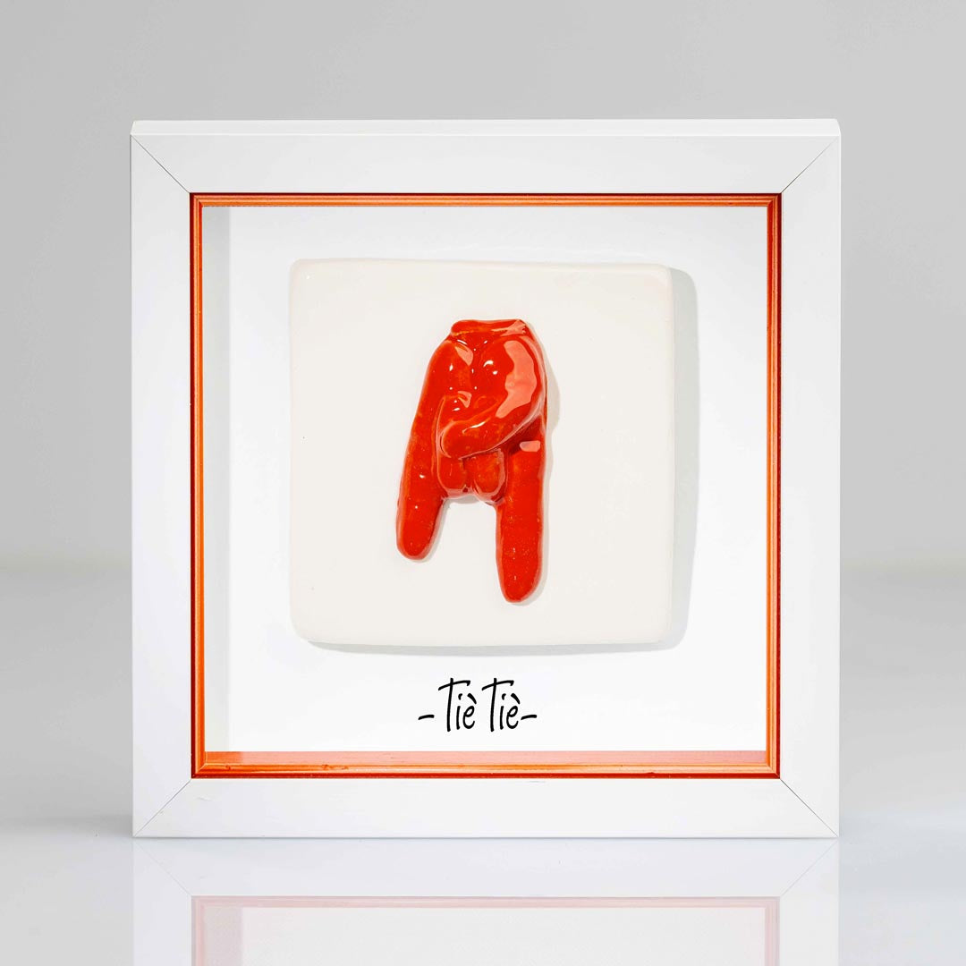 corna rosse in ceramica con cornice bianca con interno rosso