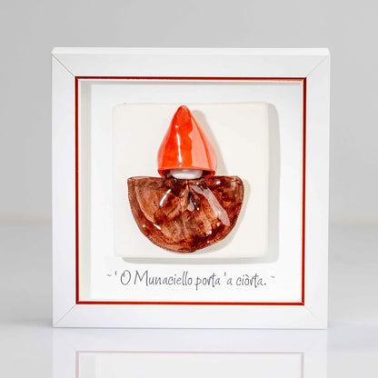 munaciell tradizione napololetana in cornice colore rosso con rigo