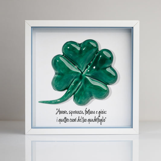 Cornice in legno con quadrifoglio in ceramica – simbolo di fortuna e amore